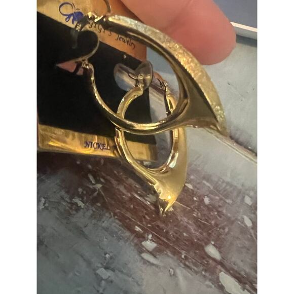 Gigi's Jewelry Golden Pierced Hoop Earrings Nickle Free Classic Retro Feminine - Picture 7 of 7